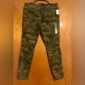 This beautiful pair of Gap Camouflage jeggings! Tags still on - never worn